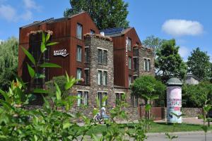 ソポトにあるBaltica Residenceの看板が貼られた大きなレンガ造りの建物