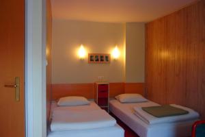 pokój z dwoma łóżkami w pokoju z dwoma światłami w obiekcie Patio Apartamenty i Pokoje w mieście Niechorze
