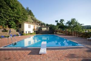 una piscina en medio de un patio de ladrillo en L'Antica Vigna, en Randazzo