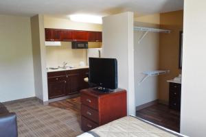 A television and/or entertainment centre at Extended Stay America Select Suites - Denver - Tech Center - Central