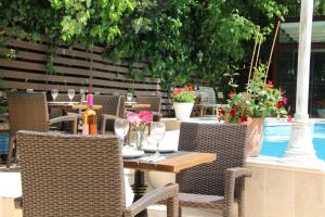 イスタンブールにあるVilla Blanche Hotel SPA & Garden Poolの屋外テーブル、椅子(ワイングラス付)