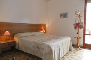 una camera con letto e testiera in legno di Appartamento Petrarca a Gallipoli