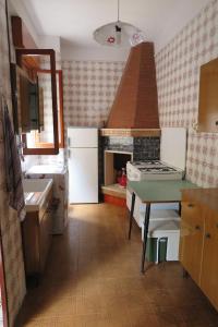una cucina con piano cottura e camino di Appartamento Petrarca a Gallipoli