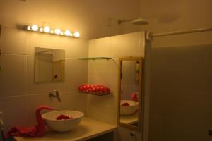 a bathroom with a sink and a mirror at Casa Lagoa in Fortim