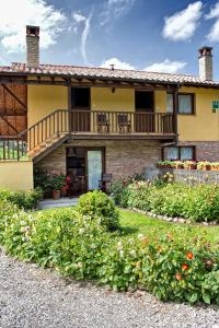 Casa con terraza y balcón en Apartamentos Rio Tabardin, en Llano-Con