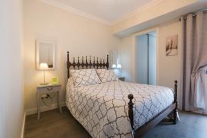 um quarto com uma cama grande e uma janela em Canadian Villa em Ponta Delgada
