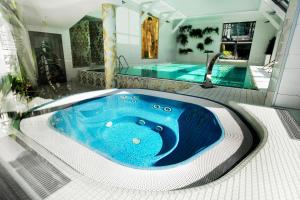 Bazén v ubytování Mazowsze Medi Spa nebo v jeho okolí
