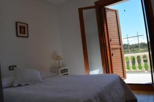 アイェルベにあるCasa Solatilloのベッドルーム1室(ベッド1台付)、スライド式ガラスドアが備わります。