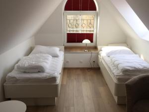 Łóżko lub łóżka w pokoju w obiekcie 3-Zi-Ferienwohnung Piratennest 2