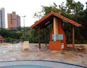 un padiglione con tavolo e sedie accanto alla piscina di Ecologic Park Achei Ferias a Caldas Novas