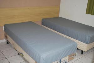 due materassi posti sopra le scatole in una stanza di Ecologic Park Achei Ferias a Caldas Novas