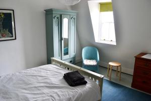 ハバーフォードウェストにある8a Spring Gardensのベッドルーム1室(ベッド1台、椅子、ドレッサー付)