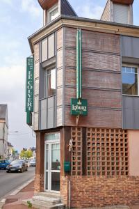 un edificio con un cartel en la parte delantera en chambres d'hotes du colvert en Forges-les-Eaux