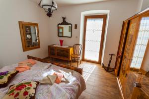 Postel nebo postele na pokoji v ubytování Country Villa St Anton + 37 fotografií