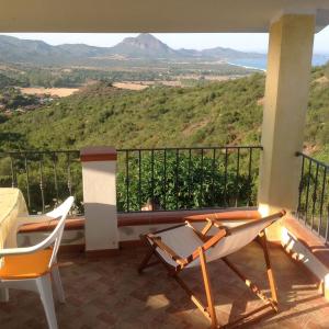 balcone con 2 sedie e vista sulle montagne di Casa Solaria Villetta singola panoramicissima a Costa Rei