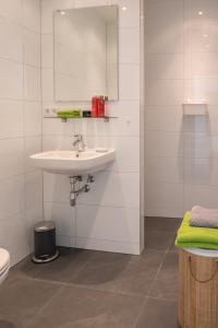 Ένα μπάνιο στο Studio South Beach with garden and free parking +28 φωτογραφίες