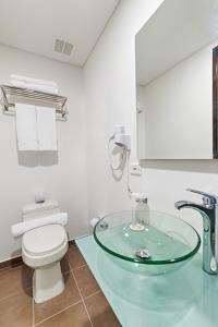Kylpyhuone majoituspaikassa Hotel Piaro In Suites