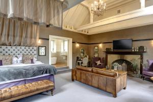 sypialnia z łóżkiem i kominkiem w obiekcie Falcon Manor Hotel w mieście Settle