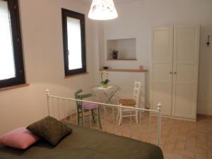 1 dormitorio con 1 cama, mesa y sillas en Agriturismo Fonte Carra, en Grottazzolina