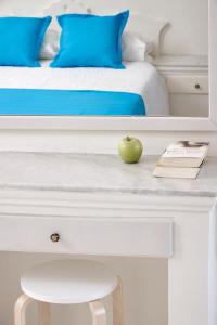 Una cama o camas en una habitación de Terra Blue Santorini