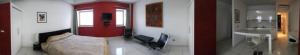 - une chambre avec un lit dans une pièce dotée d'une porte rouge dans l'établissement Hotel Residence Germaneto, à Catanzaro