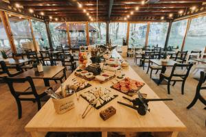 una mesa larga con comida en un restaurante en Arsenal Park Transilvania, en Orăştie