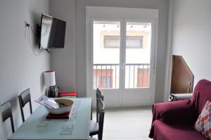 una sala de estar con una mesa con un tazón. en Apartamento Prado - Casa Eva en Ardales