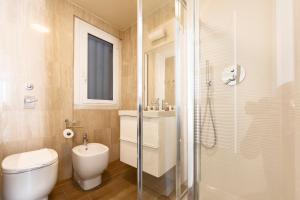 A bathroom at Heart Milan Apartments Duomo SanBarnaba Még 13 kép