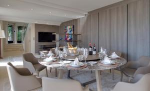 Μια τηλεόραση ή/και κέντρο ψυχαγωγίας στο Luxurious Villa Overlooking Monaco