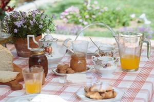 インペリアにあるIl Mirto B&Bの食べ物とオレンジジュースの瓶付きテーブル