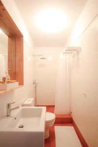 ein Badezimmer mit einem weißen Waschbecken und einem WC in der Unterkunft Traditional Studio in Alfama in Lissabon