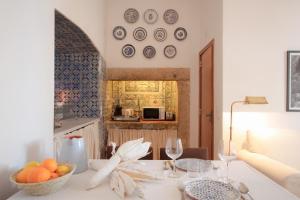 einen Tisch mit einer Schale Obst und Tafeln an der Wand in der Unterkunft Traditional Studio in Alfama in Lissabon