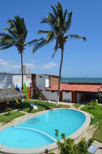 una gran piscina con palmeras en el fondo en Hotel Luna Nueva, en Colán