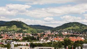 Blick auf eine Stadt mit Bergen im Hintergrund in der Unterkunft Hotel Restaurant Goldener Engel in Heppenheim an der Bergstrasse