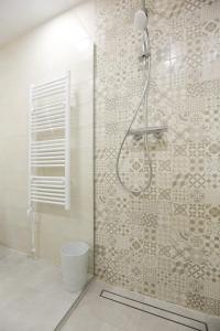 Rooms Skoblar في زادار: حمام مع دش مع رأس دش