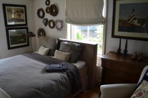 um quarto com uma cama e uma janela em Bij Janneke em Sleeuwijk