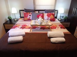 アフィトスにあるVilla Georgeのベッドルーム1室(ベッド1台、トレイ、タオル付)