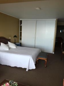 Tempat tidur dalam kamar di Hotel Apart Colón