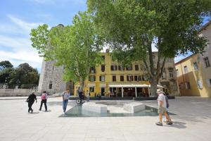 Rooms Skoblar في زادار: مجموعة من الناس يتجولون في ساحة الفناء