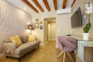 Rooms Skoblar في زادار: غرفة معيشة مع أريكة ومكتب +25 صورة