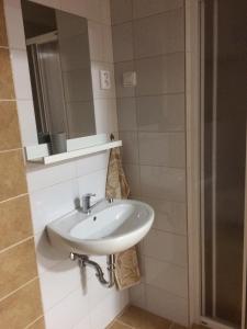 łazienka z umywalką i lustrem w obiekcie Apartmány U Jakuba w mieście Lednice +10 zdjęć