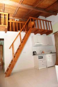 シヴォタにあるForkinの家の中の木製の階段付きのキッチン