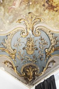 a gold and black ceiling with a design on it at Piazza Castello Suite in Turin