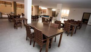 Ein Restaurant oder anderes Speiselokal in der Unterkunft Thara Real Estate 
