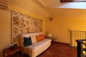 チェルタルドにあるCasale del Vacanziereのリビングルーム(壁に絵画が描かれたソファ付)