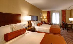 Ein Bett oder Betten in einem Zimmer der Unterkunft Phoenix Inn Suites Albany