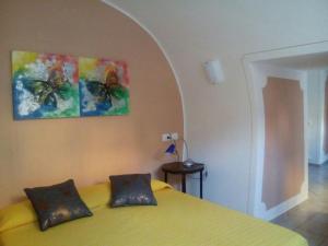 トッリ・デル・ベーナコにあるCasa Porticiのベッドルーム1室(黄色のベッド1台、枕2つ付)