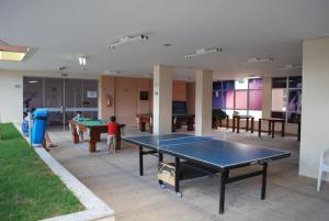 una habitación con dos mesas de ping pong. en Thermas das Caldas - 2 Quartos - Achei Férias, en Caldas Novas