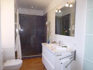 een badkamer met een toilet, een wastafel en een douche bij Finca Raims in Algaida