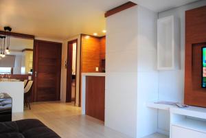 a kitchen and a living room with a counter top at Apartamento Moderno Centro Gramado in Gramado